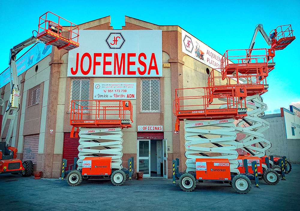 Brazos y tijeras Snorkel en las instalaciones de JOFEMESA listas para su alquiler